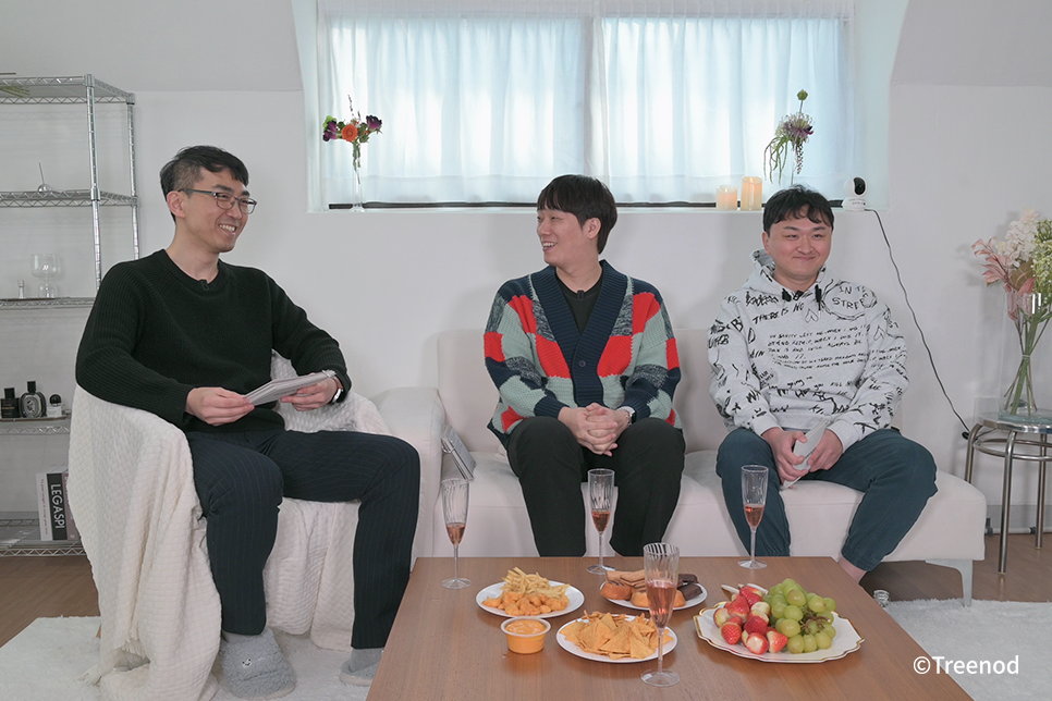 [ 프로젝트 사전을 촬영 중인 캐주얼 G팀 크리스, 비컨, 우디 ]